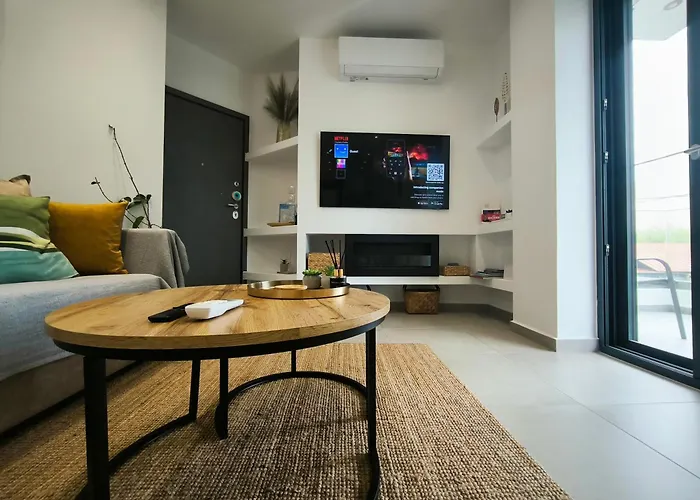 Floral Home 1 - Ground Floor Apt, Private Parking!
